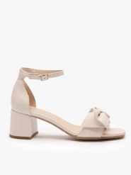 Kremowe sandały na obcasie z kokardą. Brązowe sandały Ryłko, bez wzorów, z materiału, eleganckie, bez obcasa, na obcasie, bez zapięcia. Za 429.99 zł.