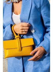 Victor & Hugo Paris Skórzana torebka "Emy" w kolorze żółtym - 22 x 11 x 5 cm rozmiar: onesize. Żółte torebki klasyczne Victor & Hugo Paris, bez wzorów, z materiału, przez ramię, bez dodatków. Za 239.99 zł.