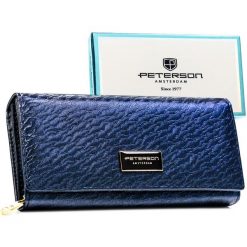 Niebieski portfel damski zamykany na zatrzask, wyposażony w system RFID - Peterson. Niebieskie portfele Peterson, bez wzorów, ze skóry ekologicznej. Za 79.99 zł.