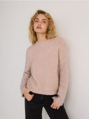 Sweter z metalizowaną nitką - brudny róż. Czerwone swetry Reserved, l, bez wzorów, z dzianiny, bez ramiączek. W wyprzedaży za 39.99 zł.