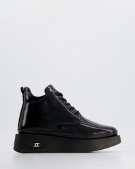LAKIEROWANE BOTKI 3111401 BLACK. Czarne botki Venezia, bez wzorów, z lakierowanej skóry, bez obcasa, bez zapięcia. Za 219.00 zł.