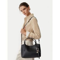 Torebka Guess. Czarne torebki klasyczne Guess, z aplikacjami, klasyczne, bez dodatków. Za 584.99 zł.