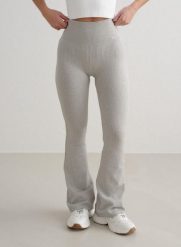 Damskie legginsy bezszwowe, prążkowane, squat proof, dzwony, skrócone szare. Szare legginsy AIM'N, bez wzorów, z dzianiny. Za 297.00 zł.
