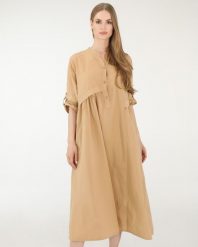 GŁADKA LUŹNA SUKIENKA. Brązowe sukienki Unisono, l, bez wzorów, z bawełny, bez kołnierzyka, bez ramiączek, midi, rozkloszowane. Za 249.00 zł.