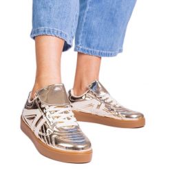Złote sneakersy trampki damskie lakierowane złoty. Żółte trampki z aplikacjami, z lakierowanej skóry, sportowe, bez zapięcia. Za 75.21 zł.