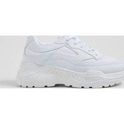 Sportowe buty chunky - Biały. Białe buty treningowe Sinsay, bez wzorów, bez zapięcia. Za 79.99 zł.