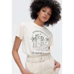 T-shirt oversize z nadrukiem - Kremowy. Białe t-shirty Cropp, l, bez wzorów, bez kołnierzyka, bez ramiączek. W wyprzedaży za 19.99 zł.