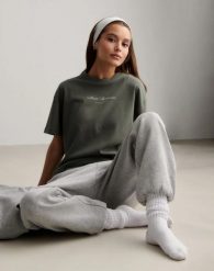 Damski T-shirt pudełkowy Script bluszczowy. Zielone t-shirty sportowe AIM'N, l, bez wzorów, z bawełny, bez ramiączek, na fitness i siłownię. Za 172.00 zł.