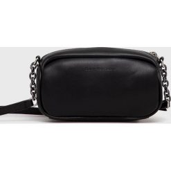 Calvin Klein Jeans torebka kolor czarny. Czarne listonoszki Calvin Klein Jeans, bez wzorów, z jeansu, na ramię, bez dodatków. W wyprzedaży za 250.99 zł.