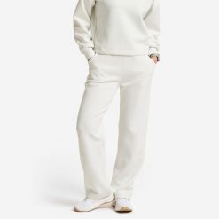 Spodnie dresowe damskie Gym & Pilates. Białe spodnie dresowe Decathlon, bez wzorów, z dresówki. Za 119.99 zł.
