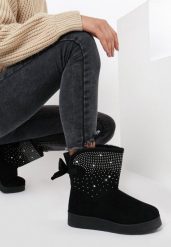 Czarne Śniegowce Stikine. Czarne śniegowce Born2be, bez wzorów, z futra, za kostkę, bez zapięcia. Za 69.99 zł.