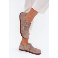 Zamszowe Półbuty Barefoot Damskie Z Klamrą Zazoo N1261 Beżowe beżowy. Brązowe półbuty wsuwane bez wzorów, z zamszu, bez obcasa. Za 460.29 zł.