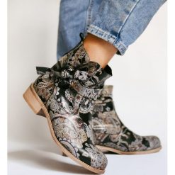 Botki z kokardą - skóra naturalna - model 458 - kolor boho. Białe botki Zapato, z aplikacjami, z jeansu, boho, z okrągłym noskiem, bez obcasa, na płaskiej podeszwie, bez zapięcia. Za 399.00 zł.