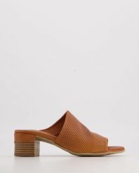 BRĄZOWE KLAPKI 00961737D COCONU. Brązowe klapki Venezia, bez wzorów, ze skóry, bez obcasa, bez zapięcia. Za 219.00 zł.