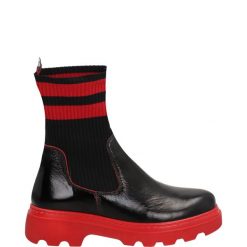 LAKIEROWANE BOTKI 0250 406 BLA-RED. Czerwone botki Venezia, bez wzorów, z lakierowanej skóry, bez obcasa, bez zapięcia. Za 269.00 zł.