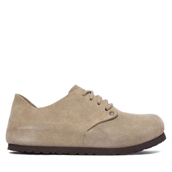 Półbuty Birkenstock. Brązowe półbuty wsuwane Birkenstock, bez wzorów, bez obcasa, na płaskiej podeszwie. Za 647.99 zł.