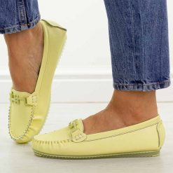Żółte skórzane mokasyny damskie S.Barski 7034. Żółte mokasyny S.BARSKI, bez wzorów, z jeansu, z okrągłym noskiem. Za 219.00 zł.