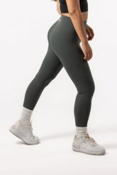 Damskie legginsy 7/8 na jogę i pilates, bez przedniego szwu – oliwkowy. Zielone legginsy AESTHETIC WOLF, bez wzorów, z dzianiny. Za 149.99 zł.