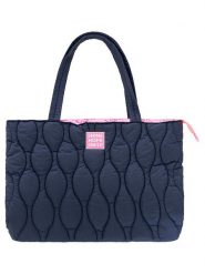Zwillingsherz Shopper bag "Quilting & Patch" w kolorze granatowym - 50 x 35 x 13 cm rozmiar: onesize. Niebieskie shopper bag Zwillingsherz, bez wzorów, z materiału, na ramię, pikowane, bez dodatków. Za 143.95 zł.