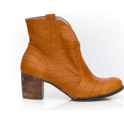 Botki na słupku kowbojki - skóra naturalna - model 503 - kolor brązowy przypalany. Brązowe botki Zapato, bez wzorów, z jeansu, biznesowe, z okrągłym noskiem, bez obcasa, na obcasie, bez zapięcia. Za 409.00 zł.