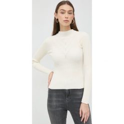 Guess sweter damski kolor beżowy lekki z półgolfem. Brązowe swetry Guess, l, z aplikacjami, bez ramiączek. W wyprzedaży za 309.99 zł.