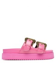 Versace Jeans Couture Klapki 80VA3SM1 ZS190 499 Różowy. Czerwone klapki Versace Jeans Couture, bez wzorów, z jeansu, bez obcasa, bez zapięcia. Za 839.99 zł.