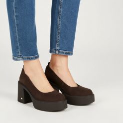 Półbuty damskie Karino, ze skóry naturalnej zamszowej z zabudowanym przodem i gładką cholewką fason wsuwany z zaokrąglonym noskiem, brązowe, 5996/015. Brązowe półbuty wsuwane Karino, bez wzorów, ze skóry, bez obcasa. Za 519.00 zł.