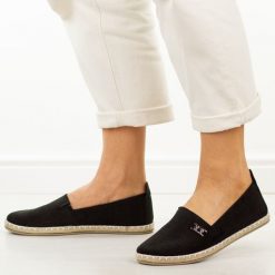 Czarne espadryle damskie, półbuty Potocki 16374. Czarne espadryle POTOCKI, bez wzorów, z jeansu, casualowe, z okrągłym noskiem, bez obcasa, na płaskiej podeszwie. Za 99.00 zł.