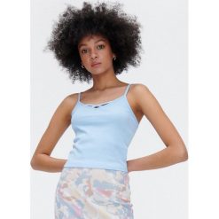 Niebieski top - Niebieski. Niebieskie topy Cropp, l, bez wzorów, bez kołnierzyka, bez ramiączek. W wyprzedaży za 19.99 zł.