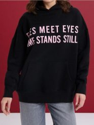 Bluza hoodie z napisem - czarny. Czarne bluzy Sinsay, l, bez wzorów, bez ramiączek, bez kaptura. Za 49.99 zł.