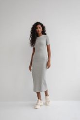 Dopasowana sukienka z rozcięciem w kolorze LIGHT GREY MELANGE - CHARLOTTE-XS/S. Szare sukienki Marsala, m, bez wzorów, z bawełny, sportowe, bez kołnierzyka, bez ramiączek, midi, dopasowane. W wyprzedaży za 131.94 zł.