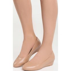 Ciemnobeżowe Koturny Like Rose. Czółenka marki Born2be. Za 49.99 zł.