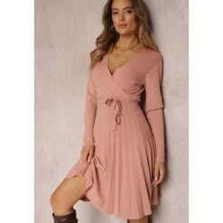 Różowa Sukienka Dzianinowa z Wiązaniem i Plisowanym Dołem Phelleira. Czerwone sukienki Renee, m, bez wzorów, z dzianiny, bez kołnierzyka, bez ramiączek, mini, kopertowe. W wyprzedaży za 125.99 zł.