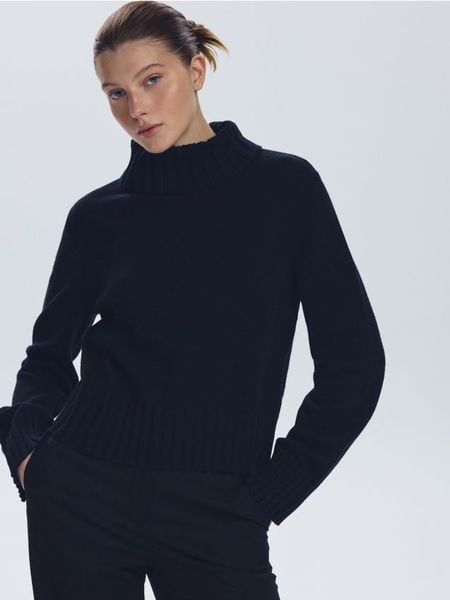 Sweter z golfem - czarny. Czarne swetry Reserved, l, bez wzorów, z dzianiny, bez ramiączek. W wyprzedaży za 49.99 zł.