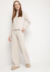 Jasnobeżowy Prążkowany Komplet Dzianinowy Szerokie Spodnie i Sweter z Półgolfem Fenitiva. Brązowe swetry Born2be, l, bez wzorów, z dzianiny, bez ramiączek. Za 159.99 zł.
