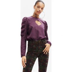 Desigual bluzka damska kolor fioletowy gładka. Fioletowe bluzki Desigual, l, bez wzorów, z lyocellu, bez kołnierzyka, bez ramiączek. Za 369.99 zł.