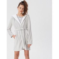 Szlafrok z kapturem - Jasny szar. Szare szlafroki damskie marki Sinsay. Za 79.99 zł.
