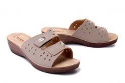 INBLU GL-52 002 beżowy, klapki damskie. Brązowe klapki Inblu, bez wzorów, bez obcasa, na koturnie, bez zapięcia. Za 77.99 zł.