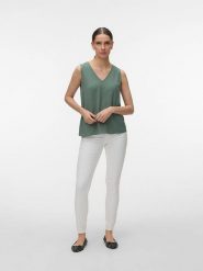 Vero Moda Dżinsy - Slim fit - w kolorze białym rozmiar: S/L30. Białe jeansy Vero Moda, l, bez wzorów, klasyczne. Za 113.99 zł.