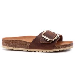 Klapki Birkenstock. Brązowe klapki Birkenstock, bez wzorów, bez obcasa, bez zapięcia. Za 599.99 zł.