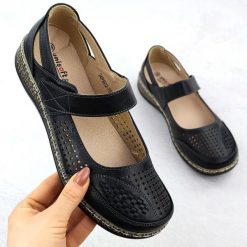 Półbuty damskie na rzep ażurowe czarne Unisoft 7026. Czarne półbuty wsuwane Unisoft, w ażurowe wzory, ze skóry ekologicznej, bez obcasa. Za 189.99 zł.