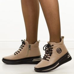 Taupe skórzane botki damskie Filippo dbt4215/25. Botki Filippo, bez wzorów, z polaru, eleganckie, z okrągłym noskiem, bez obcasa, bez zapięcia. W wyprzedaży za 255.20 zł.