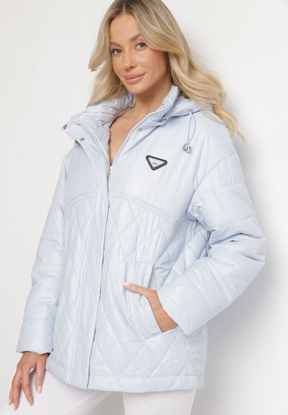 Jasnoniebieska Kurtka Pikowana z Odpinanym Kapturem i Aplikacją Sarlia. Niebieskie kurtki Born2be, xl, z aplikacjami, z jeansu, eleganckie. Za 189.99 zł.