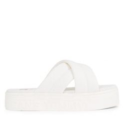Klapki Tommy Jeans. Klapki Tommy Jeans, bez wzorów, z jeansu, bez obcasa, bez zapięcia. Za 229.99 zł.