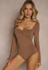 Brązowe Body Longsleeve z Wiskozą z Ozdobnym Marszczeniem Ninaviria. Brązowe body i gorsety Renee, bez wzorów, z jeansu, bez ramiączek. W wyprzedaży za 75.99 zł.