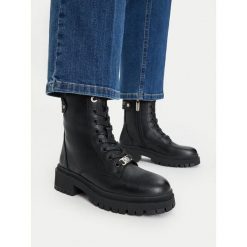 Trzewiki Nine West. Czarne botki Nine West, bez wzorów, bez obcasa, na płaskiej podeszwie, bez zapięcia. Za 279.99 zł.