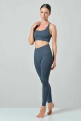 Damskie legginsy push-up z wysokim stanem Omm Yoga by Risalti Sculpt. Czarne legginsy OM, bez wzorów, z elastanu, sportowe, długie. Za 239.99 zł.