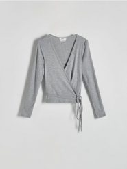 Bluzka z wiązaniem - jasnoszary. Szare bluzki Reserved, l, bez wzorów, z dzianiny, bez kołnierzyka, bez ramiączek. W wyprzedaży za 19.99 zł.