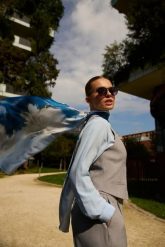 Szal w kwiaty błękitny. Niebieskie szaliki i kominy MOODO, bez wzorów, z poliesteru. Za 49.99 zł.