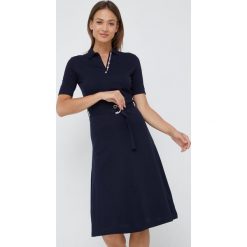 Tommy Hilfiger sukienka kolor granatowy midi rozkloszowana. Niebieskie sukienki Tommy Hilfiger, na imprezę, s, bez wzorów, z dzianiny, bez kołnierzyka, bez ramiączek, midi, dopasowane. Za 599.99 zł.
